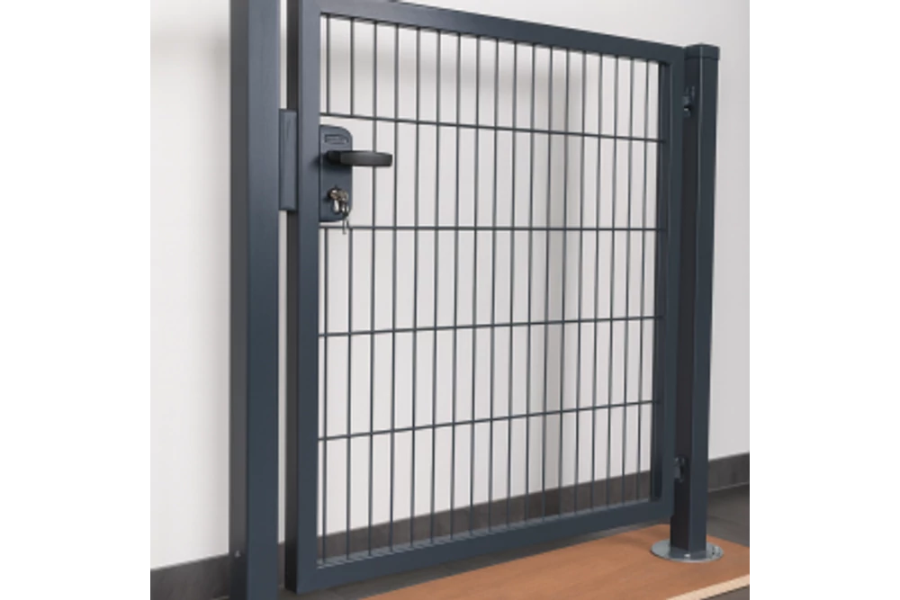 Kép 1/2 - Festett egyszárnyú kapu (1500x1000m) oszlopokkal