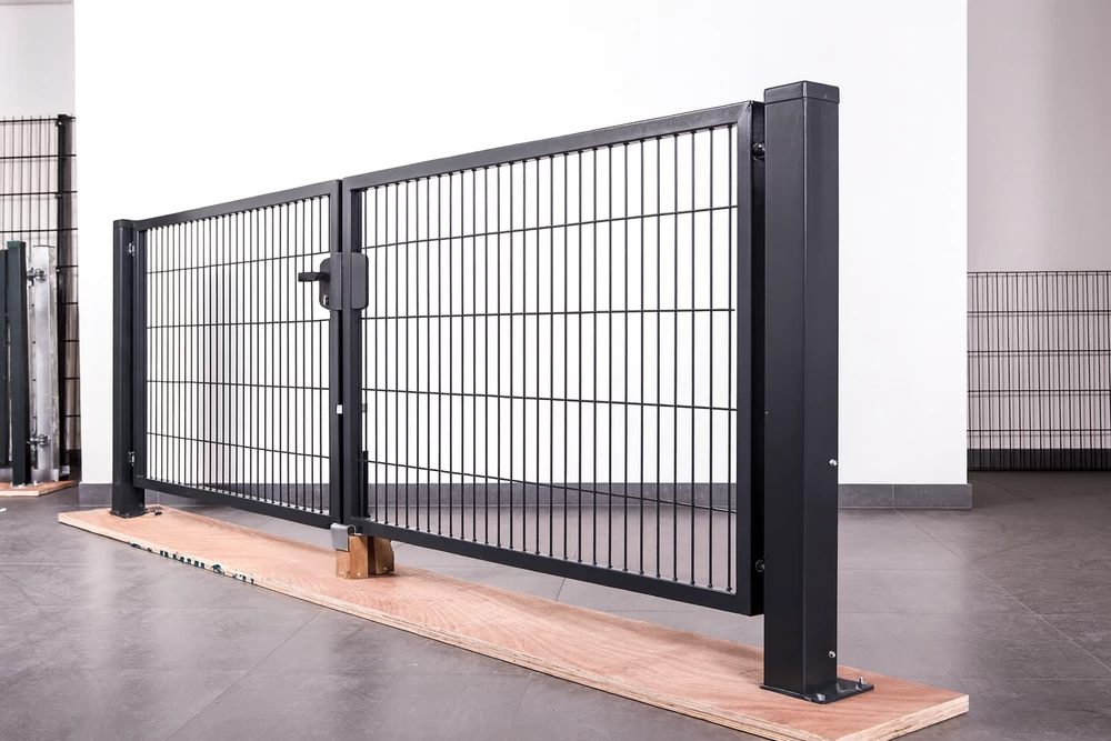 Kép 1/2 - Festett kétszárnyú kapu (1700x4000m) oszlopokkal