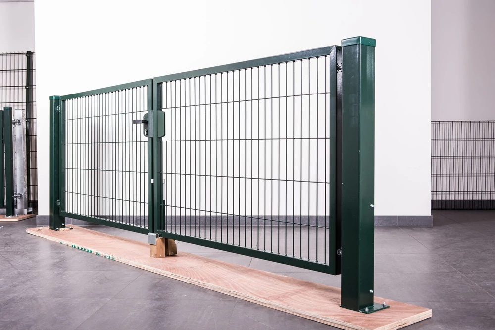 Kép 2/2 - Festett kétszárnyú kapu (1700x4000m) oszlopokkal