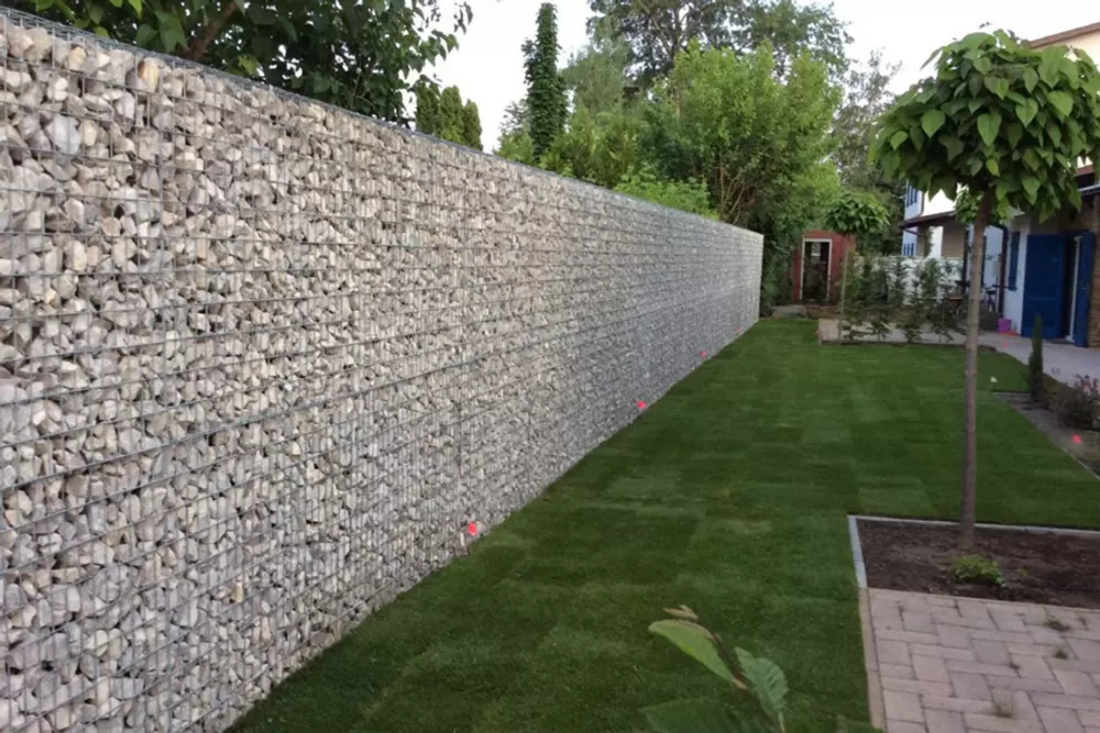 Kép 2/4 - Gabion kerítésfal (betonra csavarozható), szürke (2500 x 1430 x 190 mm)