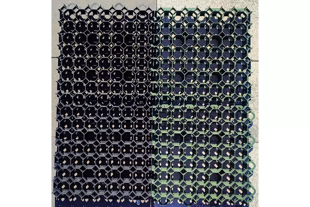 Kép 3/5 - Műanyag Gyeprács, méhkaptár alakzat, fekete (50 x 50 x 4 cm)