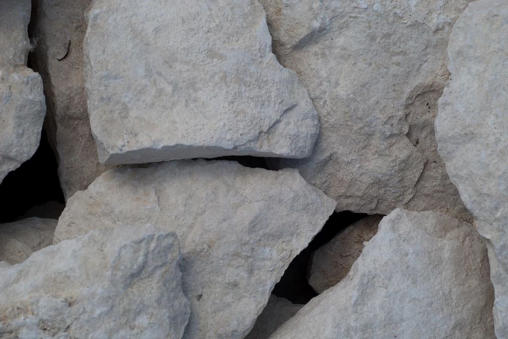 Kép 2/2 - BOLGÁR RUSZTIKUS SZABÁLYTALAN MÉSZKŐ LAPOK, FEHÉR (NORMÁL) (VASTAGSÁG: 2-4 CM)