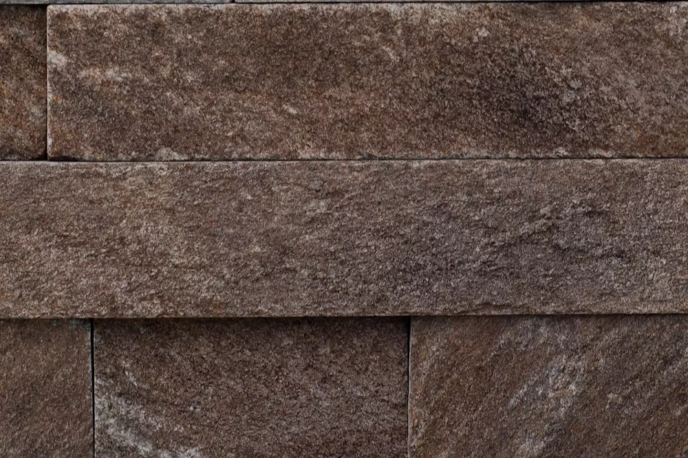 Kép 2/3 - Bolgár Pala Mediterrán Terméskő Csík, sötétbarna-melír (2 x változó hossz x 2-2,5 cm)