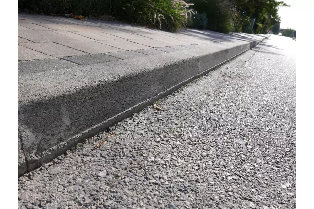 Kép 2/3 - Kiemelt útszegély, szürke, betonepag (100 x 15 x 25 cm)