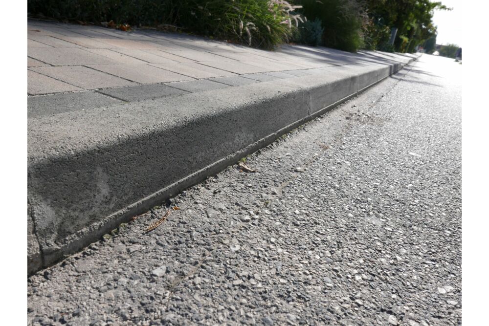 Kiemelt útszegély, szürke, betonepag (100 x 15 x 25 cm)