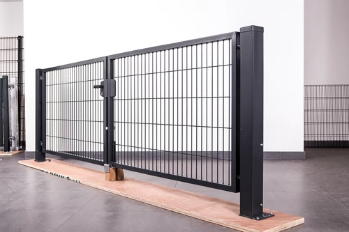 Festett kétszárnyú kapu (1500x3000m) oszlopokkal