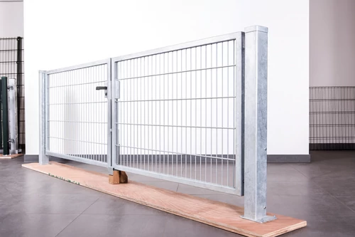 Horganyzott kétszárnyú kapu (1500x3000m) oszlopokkal