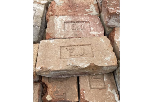 Címeres bontott egész tégla különböző mintával 