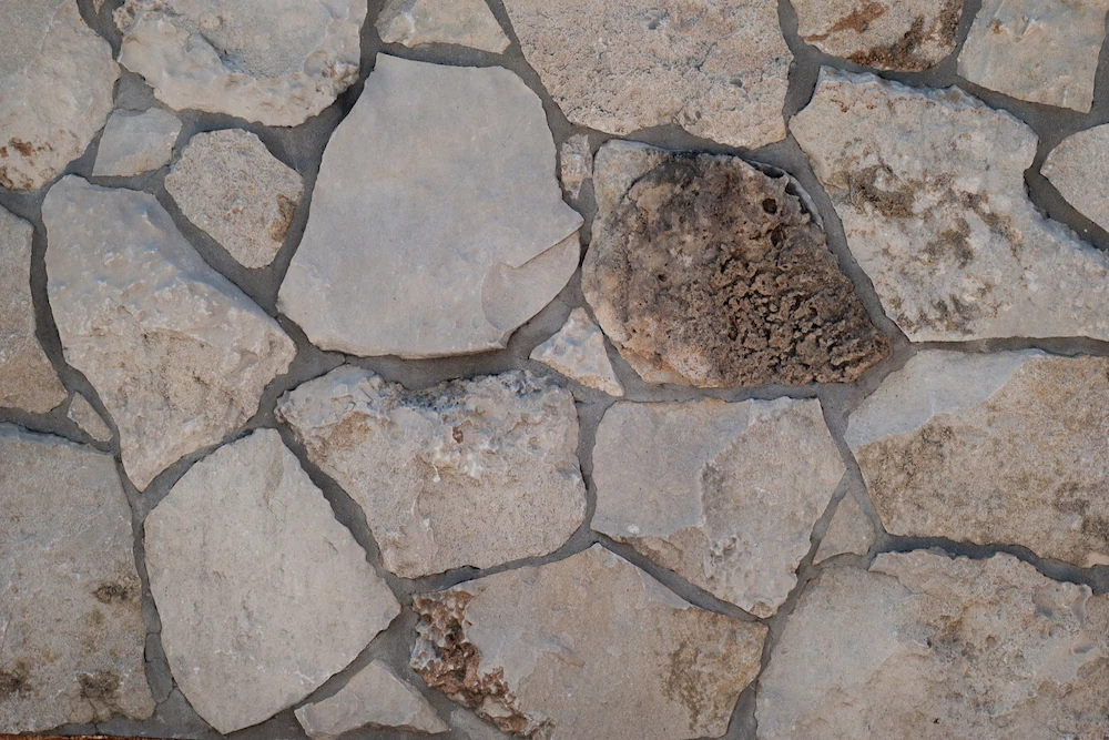 BOLGÁR RUSZTIKUS SZABÁLYTALAN MÉSZKŐ LAPOK, FEHÉR (NORMÁL) (VASTAGSÁG: 2-4 CM)