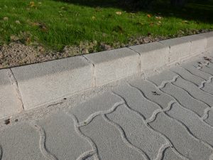 Kiemelt útszegély, szürke, betonepag (25 x 15 x 25 cm)